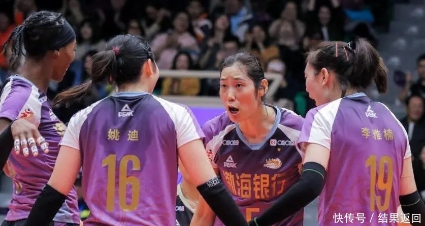 天津球迷对朱婷