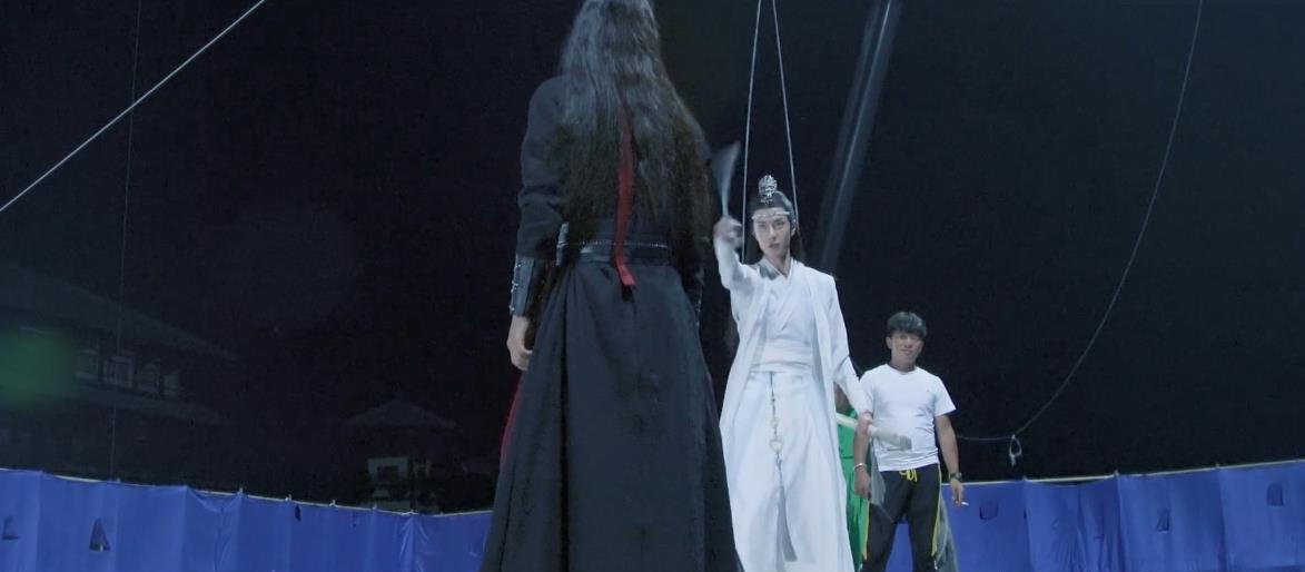 肖战搂着王一博