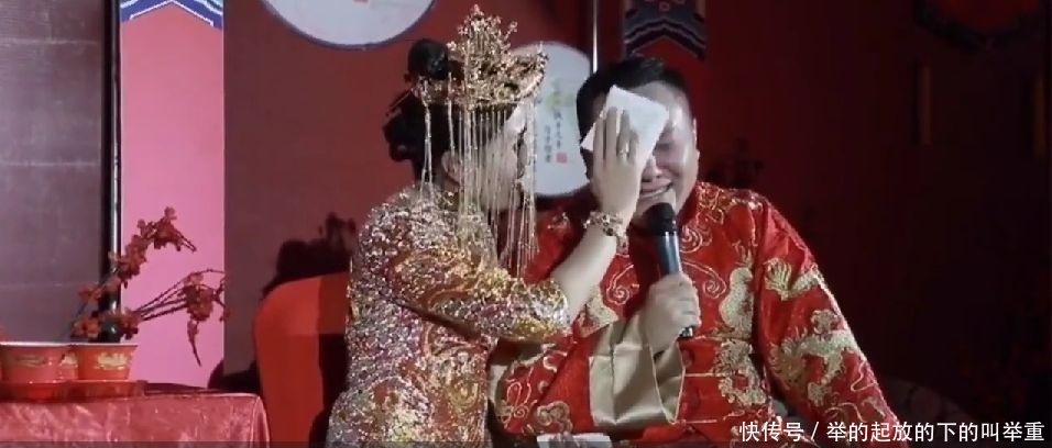 婚礼上新郎播放